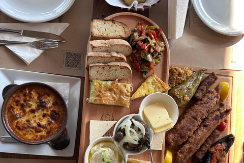 Déjeuner/dîner traditionnel avec vue panoramique à BeratDéjeuner traditionnel 12:45 avec vue panoramique à Berat