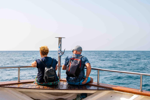 Desde Corfú: Crucero de un día a Paxos, Antipaxos y las Cuevas AzulesSalida desde el puerto de Corfú