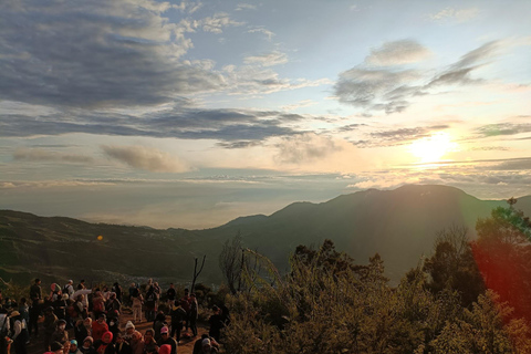 从日惹出发的日出西库尼尔山和迪恩高原之旅从日惹到日出 Sikunir 和 Dieng 高原之旅
