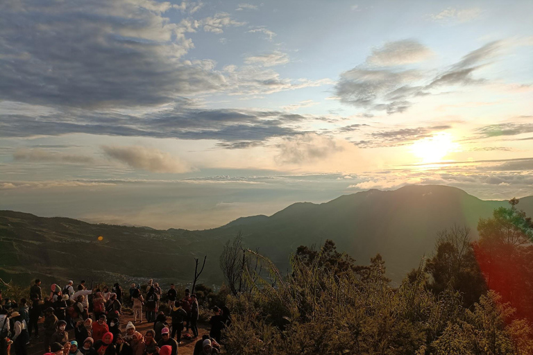 从日惹出发的日出西库尼尔山和迪恩高原之旅从日惹到日出 Sikunir 和 Dieng 高原之旅