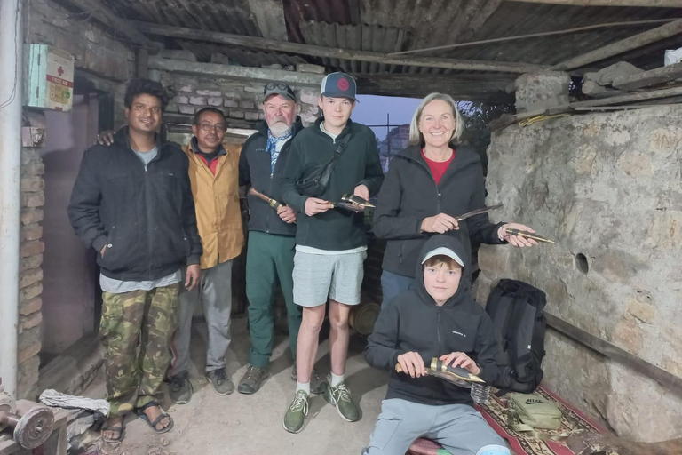 Herstellung eines Messers (khukuri) mit einem Schmied