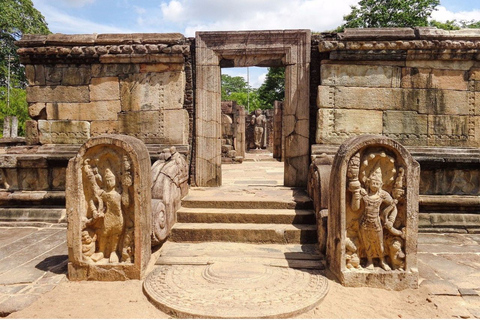 De Negombo: Pedra Sigiriya e cidade antiga de PolonnaruwaFom Negombo: Sigiriya Rock e antiga cidade de Polonnaruwa