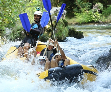 Spalato/Omiš/Makarska: Rafting, salto dalle scogliere e tour delle grotte