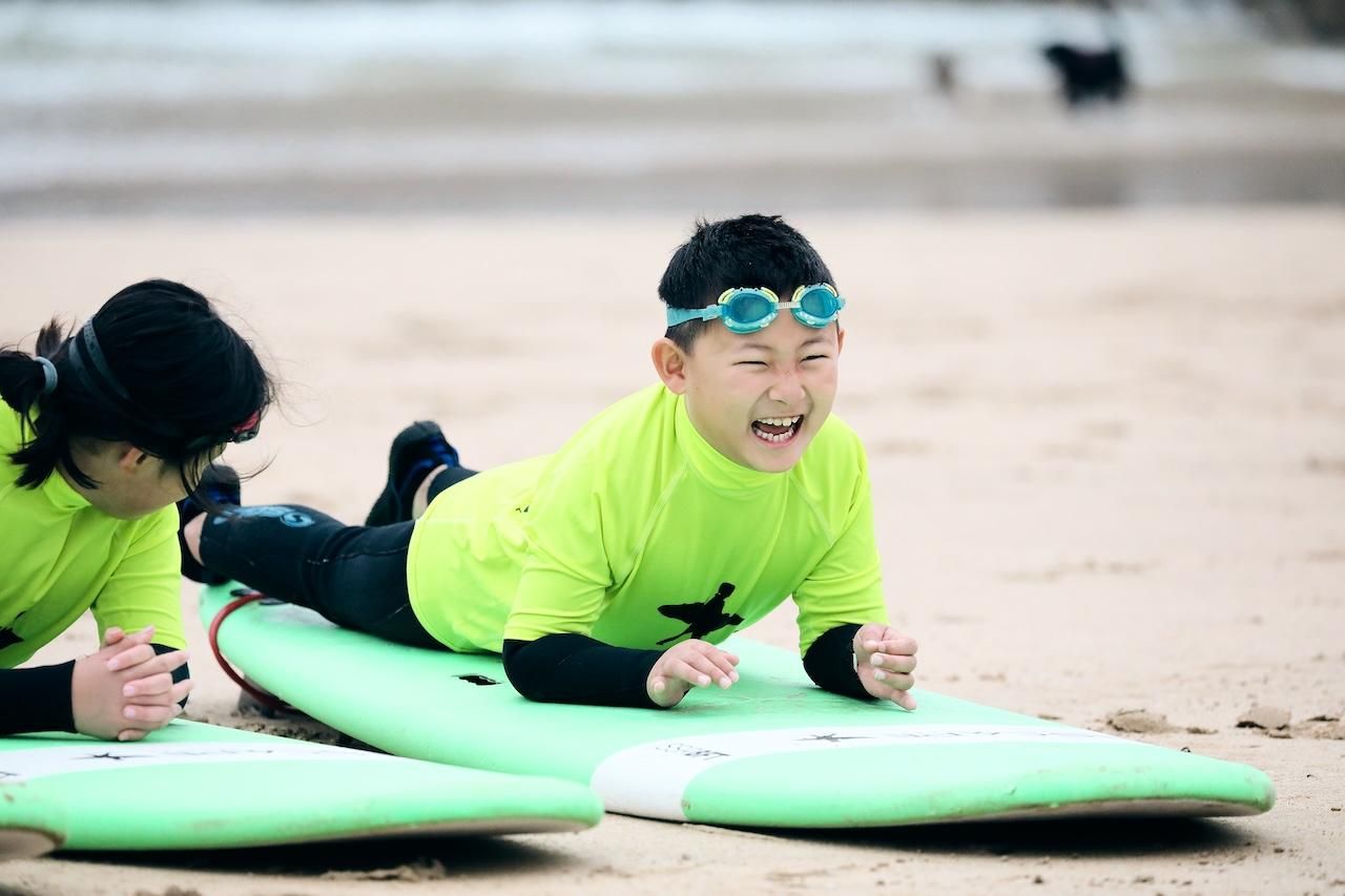 Newquay: Surfunterricht für Kinder von 8 bis 13 Jahren. Spaß und Sicherheit garantiert!