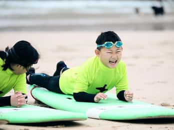 Newquay: Surfekurs for barn, 8–13 år. Morsomt og trygt!