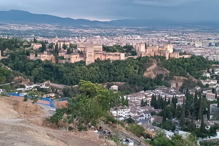 De Sevilha: Viagem de um dia para Granada com entrada para a AlhambraPasseio por Albaicin e mirante para Alhambra e Sierra Nevada