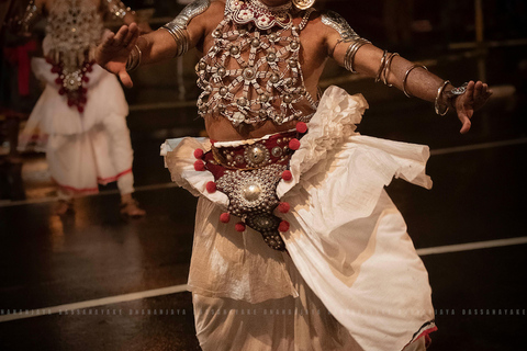 Kandy: Traditional Kandyan Dance Show & Cultural Evening