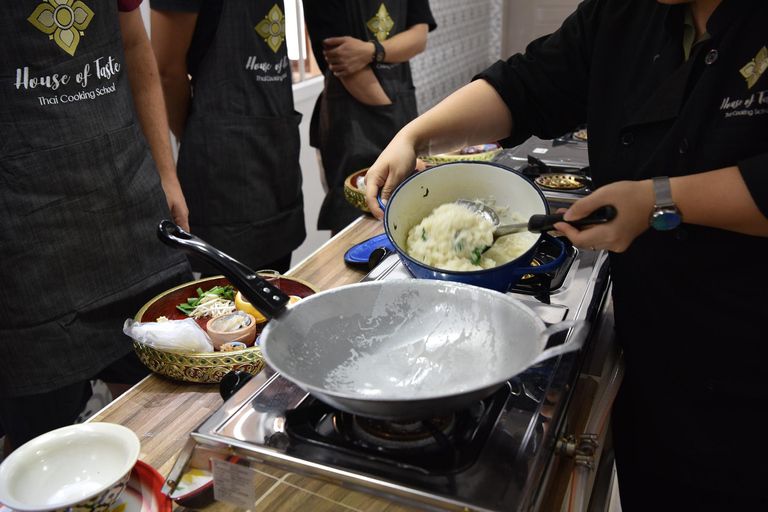 Bangkok: Praktyczne warsztaty gotowania tajskiego i wycieczka po targu w SathonBangkok: Praktyczne warsztaty gotowania tajskiej kuchni i wycieczka po targu w dzielnicy Sathon
