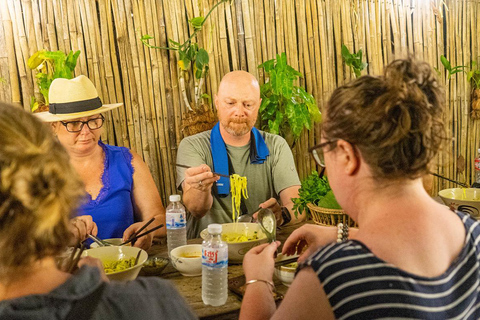 Phnom Penh Night Foodie Tour by Tuk Tuk z napojami