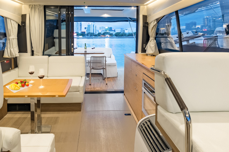 Da Nang: Private Luxury Yacht & Dragon Bridge Fire Show Luxury 2-Hour Ocean Mansion Yacht Charter – 4-Bedroom Bliss