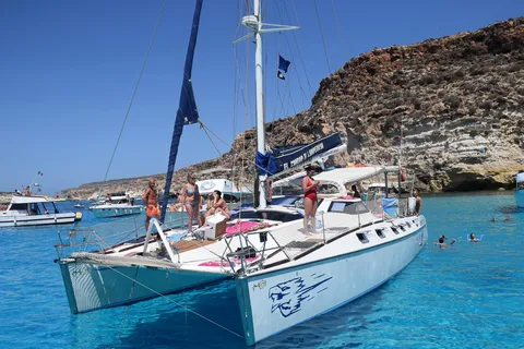 Lampedusa: Giro dell'isola in catamarano con pranzo