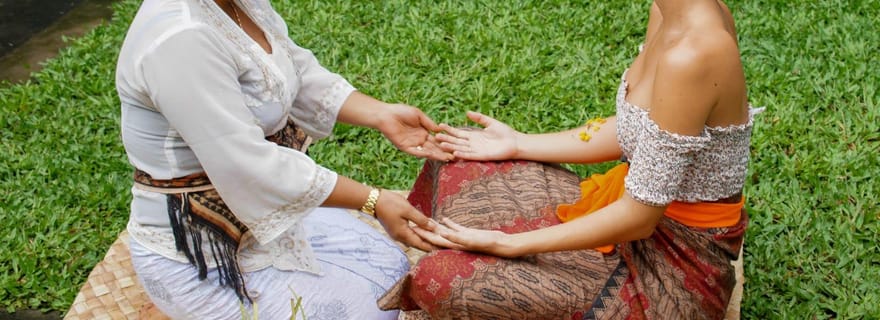 Bali : Lecture des lignes de la main et bénédiction par un guérisseur spirituel balinais