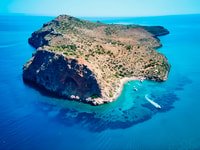 Chania, crucero de catamarán privado con natación y comida - Housity