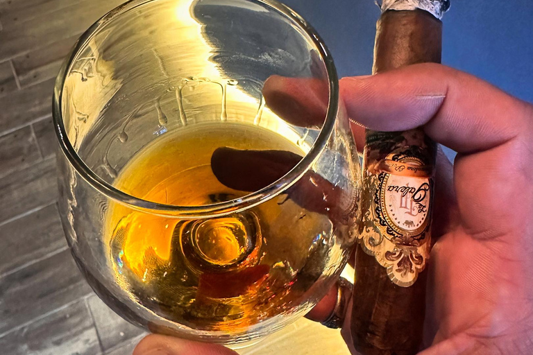 Guatapé: Cruzeiro de charutos de luxo no lago com Los Puros Hermanos