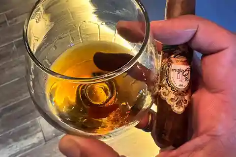 Guatapé: Luxury Cigar Cruise on the Lake with Los Puros Hermanos