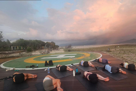 جيلي تراوانجان: يوغا على الشاطئ عند شروق الشمس وغروبها في جزيرة جيلييوغا على الشاطئ عند شروق الشمس 