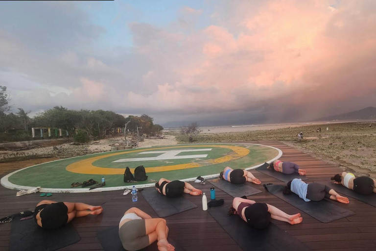 جيلي تراوانجان: يوغا على الشاطئ عند شروق الشمس وغروبها في جزيرة جيلييوغا على الشاطئ عند شروق الشمس 