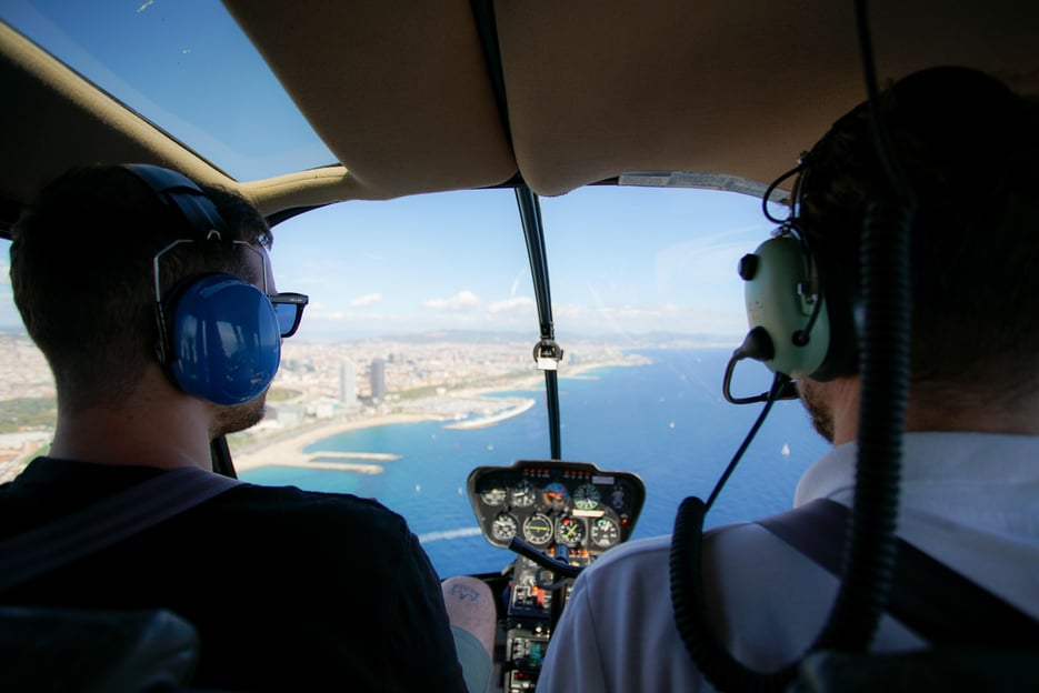 Barcelona: Vuelo en helicóptero con crucero en yate opcional