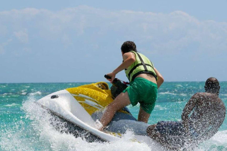 Zanzibar: Ekscytująca przygoda na skuterach wodnych na plaży Kiwengwa30 minut jazdy na skuterze wodnym. Bez odbioru z hotelu i transportu powrotnego.
