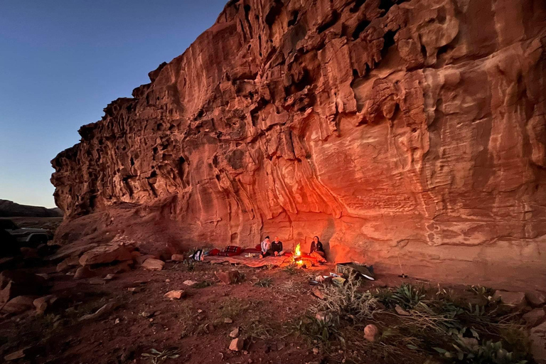 Wadi Rum: Sunset Jeep tour and night in Bivouac