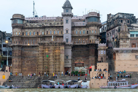 Varanasi: Duchowy spacer, rejs łodzią i ceremonia pudży