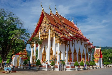 Khao Lak: Phuket Sightseeing & Shopping with German Guide