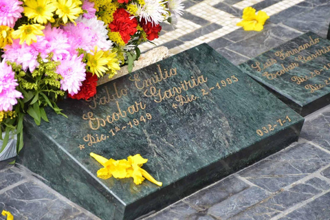 Medellín: Real Pablo Escobar Tour with Hydration Included