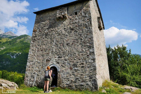 Desde Tirana/Durrës/Golem: Excursión a Theth, el Ojo Azul y la Cascada