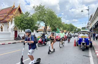 Bangkok: Geführte Tour zu den Highlights der Stadt mit E-Scooter und/oder Fahrrad
