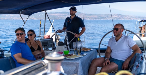 Catania: Zyklopenküsten-Kreuzfahrt mit Aperitif und Schnorcheln