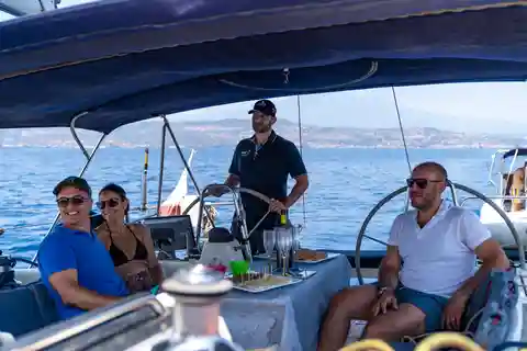Catania: Crociera sulla costa dei Ciclopi con aperitivo e snorkeling