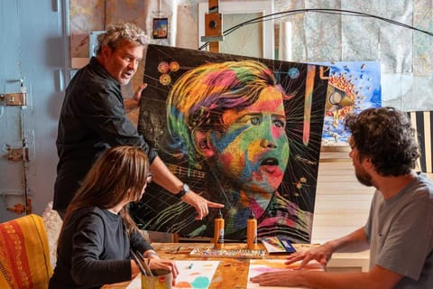 Large-scale painting and art workshop with wine in central Madrid