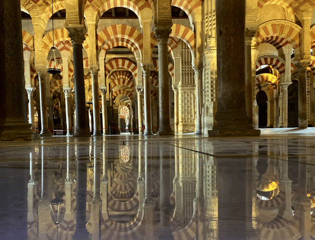 Private Besichtigung der Moschee-Kathedrale, des Alcázar, der Synagoge, des Souks und des Judenviertels ohne Anstehen