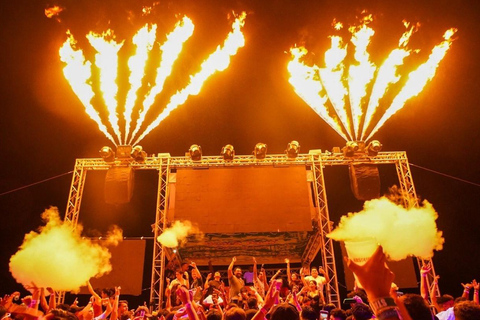 Cancún: Coco Bongo Fiesta de Año Nuevo en la Playa con Barra Libre y Comida