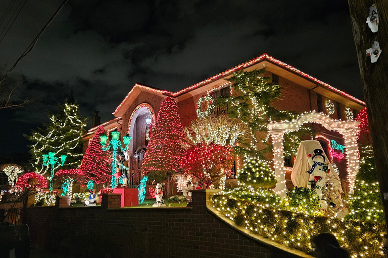 New York: Dyker Heights Christmas Lights Guided Walking Tour Dyker Heights Christmas Tour+transfer from Times Square