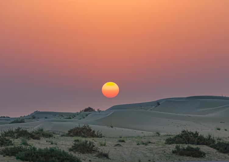 砂漠 赤い帽子 トップ 太陽