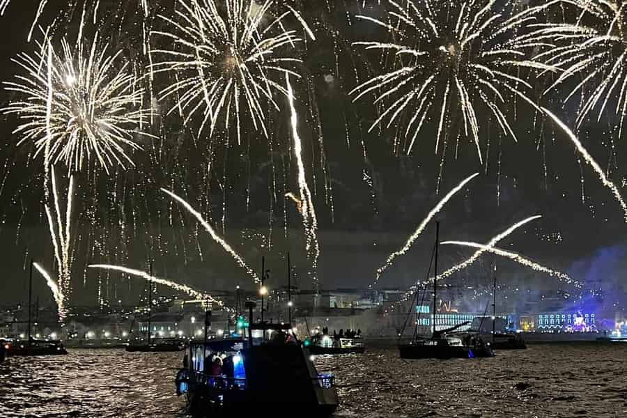 Lissabon: Silvester-Bootstour mit Feuerwerk ab Cais do Sodré. Foto: GetYourGuide Lissabon: Silvester-Bootstour mit Feuerwerk ab Cais do Sodré. Foto: GetYourGuide