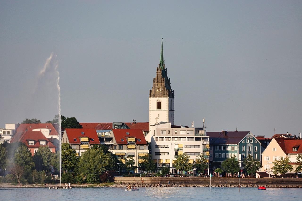 Friedrichshafen: Private Stadtführung mit Weinprobe
