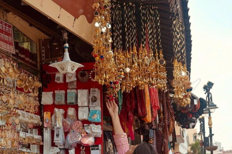 Delhi: Custom Shopping Tour With Car, Guide & Tuk-Tuk Ride Exclusive Wedding Shopping Tour with Expert Female Guide