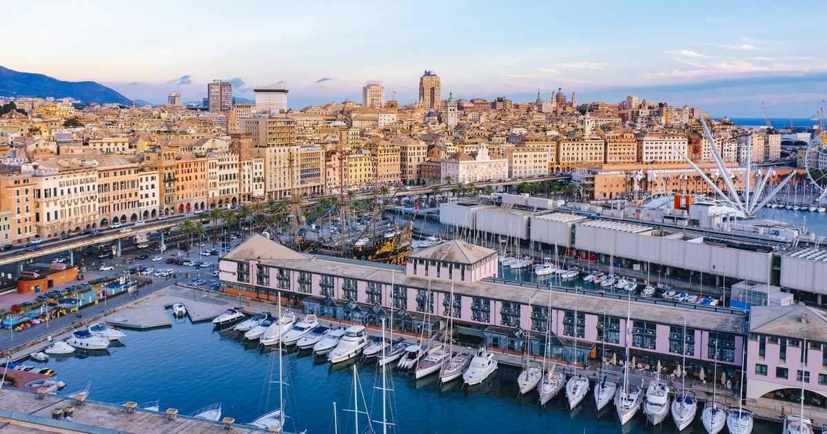 Genua Bewundere die mittelalterlichen Stätten und die Hafenstadt auf