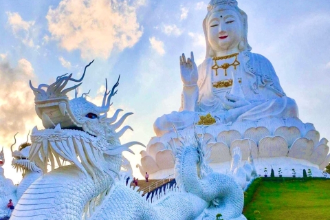 Aus Chiang Mai: Erkundung von Chiang Rais pulsierenden TempelnVon Chiang Mai aus: Chiang Rais pulsierende Tempeltour