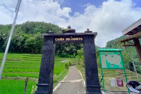 Avventura al Tempio di Selogriyo: trekking tra risaie e rafting sul fiume EloAvventura al tempio di Selogriyo: trekking nella risaia e rafting sul fiume Elo