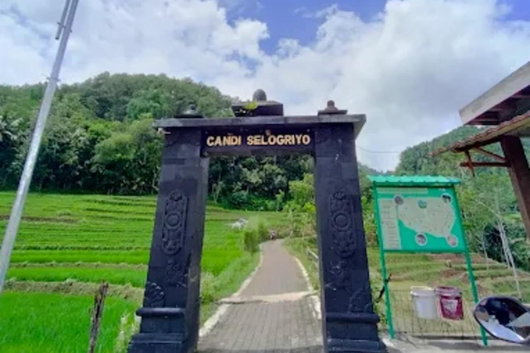 Avventura al Tempio di Selogriyo: trekking tra risaie e rafting sul fiume EloAvventura al tempio di Selogriyo: trekking nella risaia e rafting sul fiume Elo