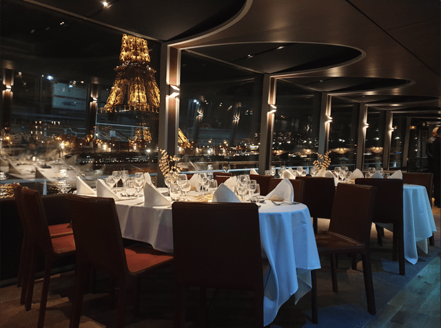 Párizs: Szilveszteri vacsorás hajóút bulival a táncparketten