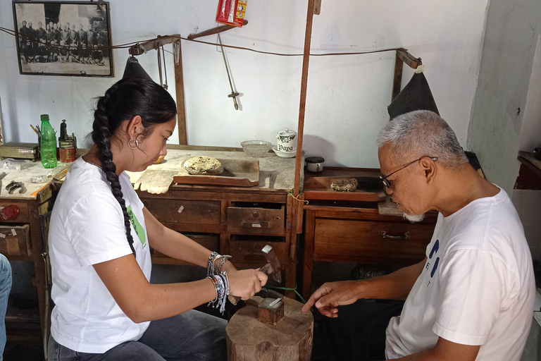 Kotagede: Doświadczenie tworzenia srebra z lokalnym złotnikiem