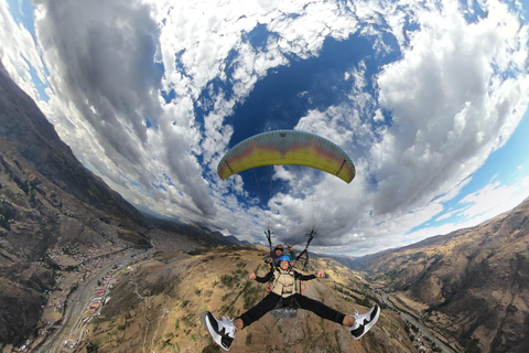 Lima: vuelo en parapente sobre la Costa Verde Peru: Tandem Paragliding Flight with Pilot