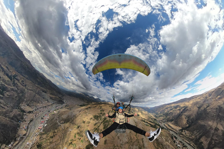 Lima: vuelo en parapente sobre la Costa Verde Peru: Tandem Paragliding Flight with Pilot