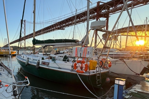 Lizbona: Prywatna nocna wycieczka łodzią z przekąskami i napojami