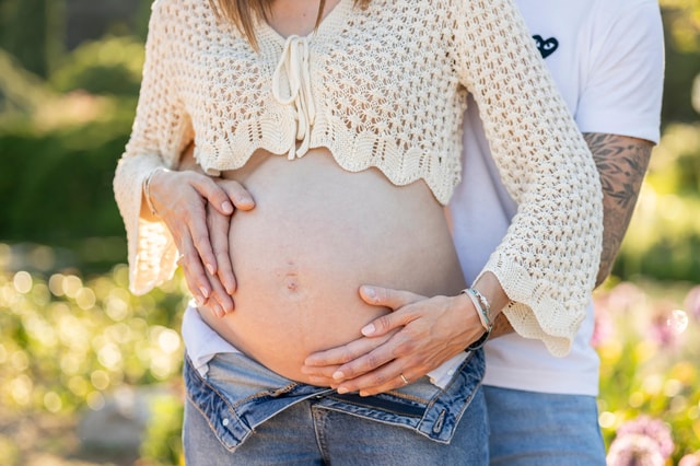 Lyon: Pregnancy photo shoot in the Tête d'Or Park