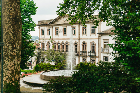 Desde Oporto: tour de día a Braga y Guimarães con almuerzoRecogida y regreso al hotel incluidos.